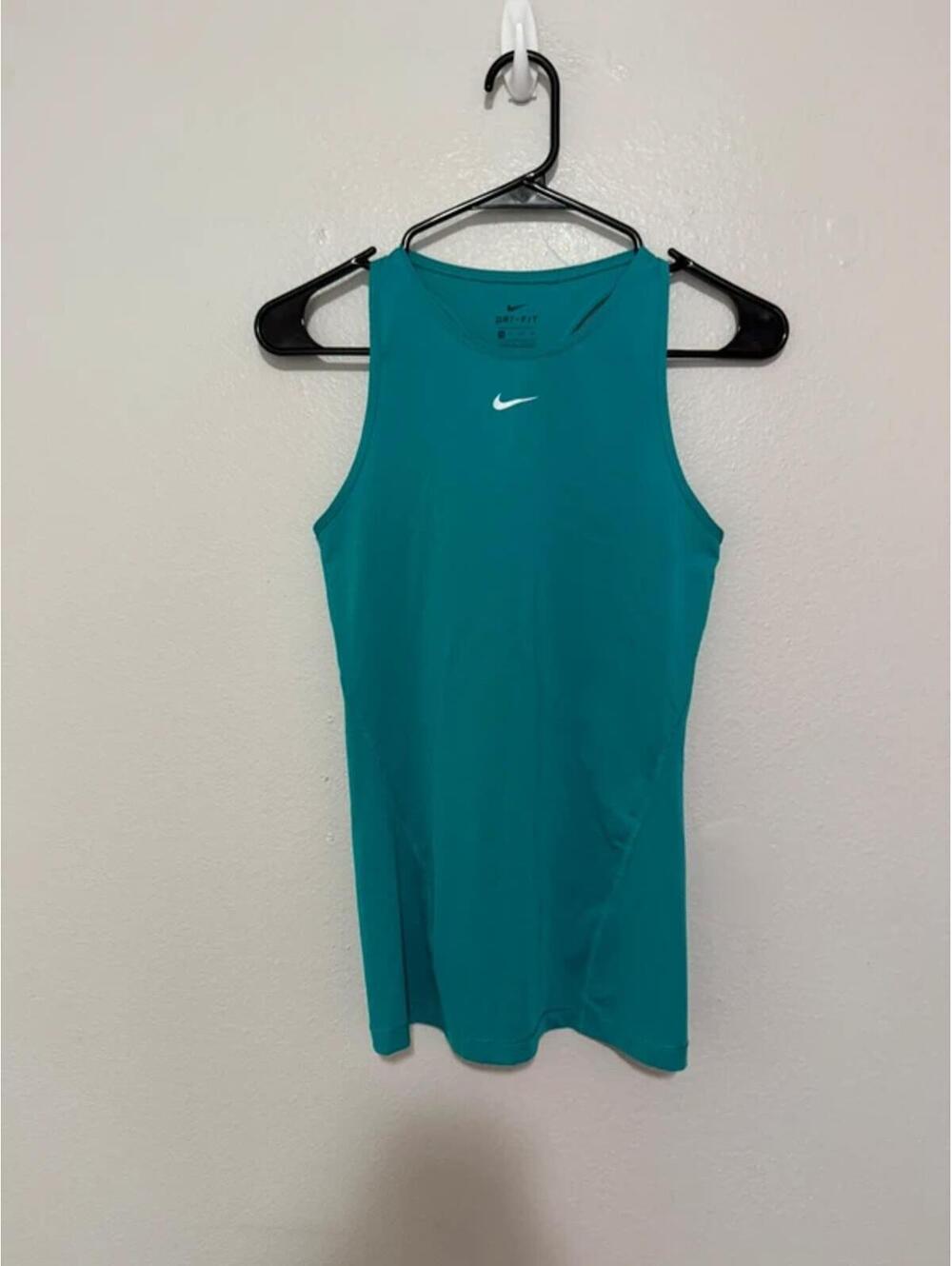 Nike XS women’s tank